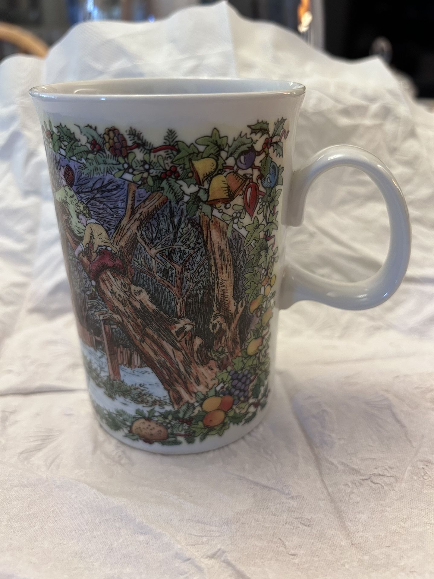 Dunoon 10 Oz Coffee Cup Christmas Cheer- Gathering Mistletoe
