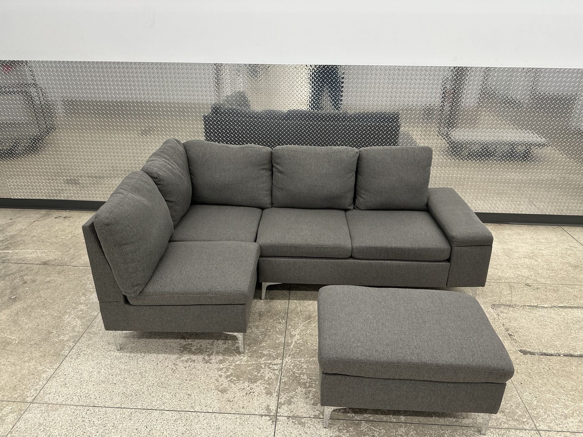 (FREE DELIVERY 🚚 ) Gray Sectional W Ottoman