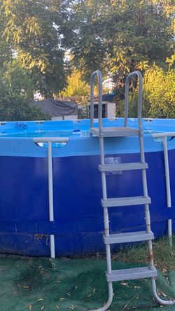 Above Ground Swimming Pool with Ladder