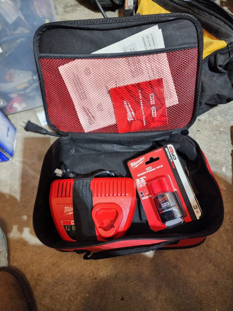 Milwaukee Charger And Battery 2.0 M12