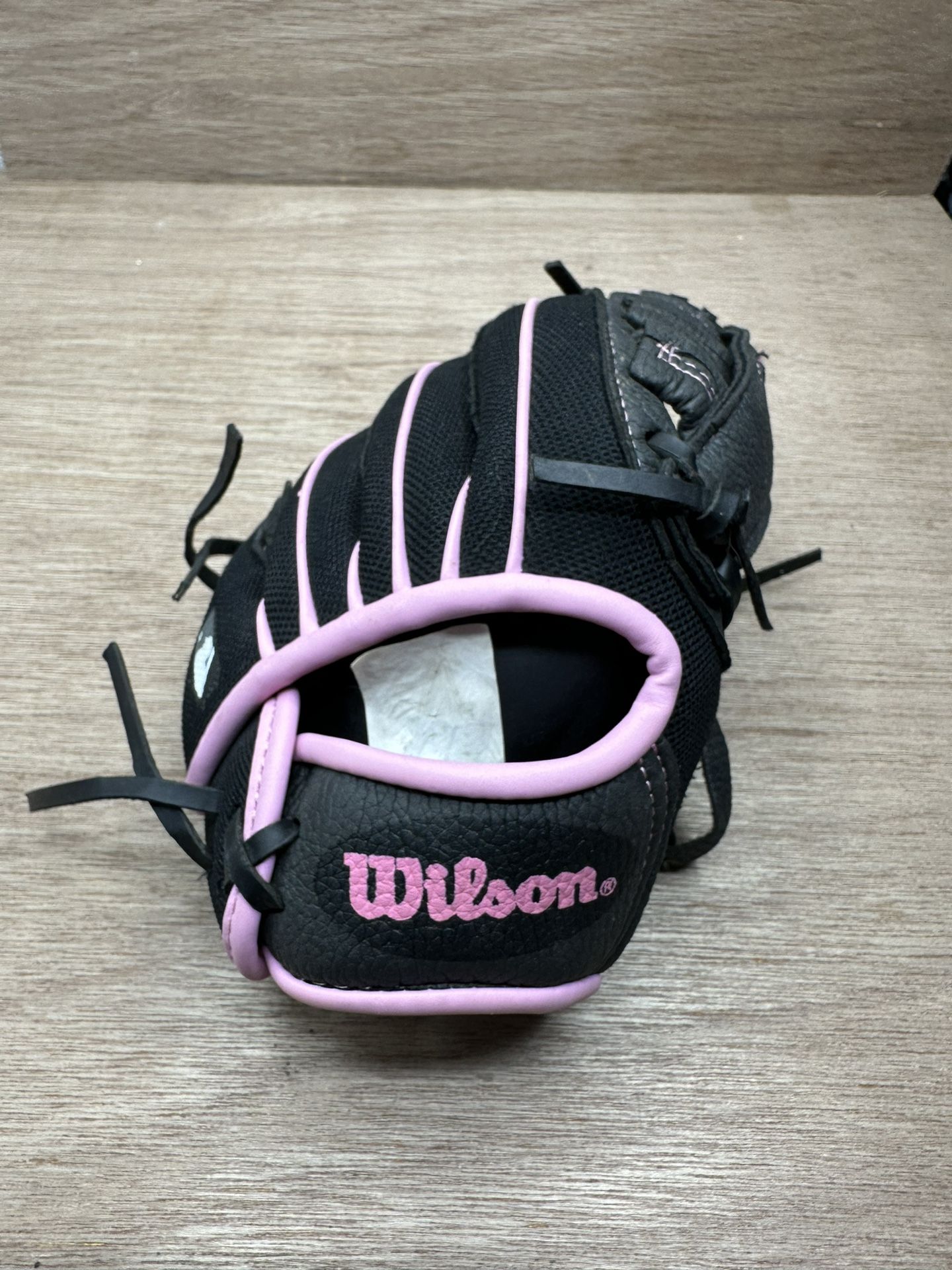 Wilson WTA01RB15B59bP Youth Girls Black Pink Baseball Glove RHT 9" T-ball