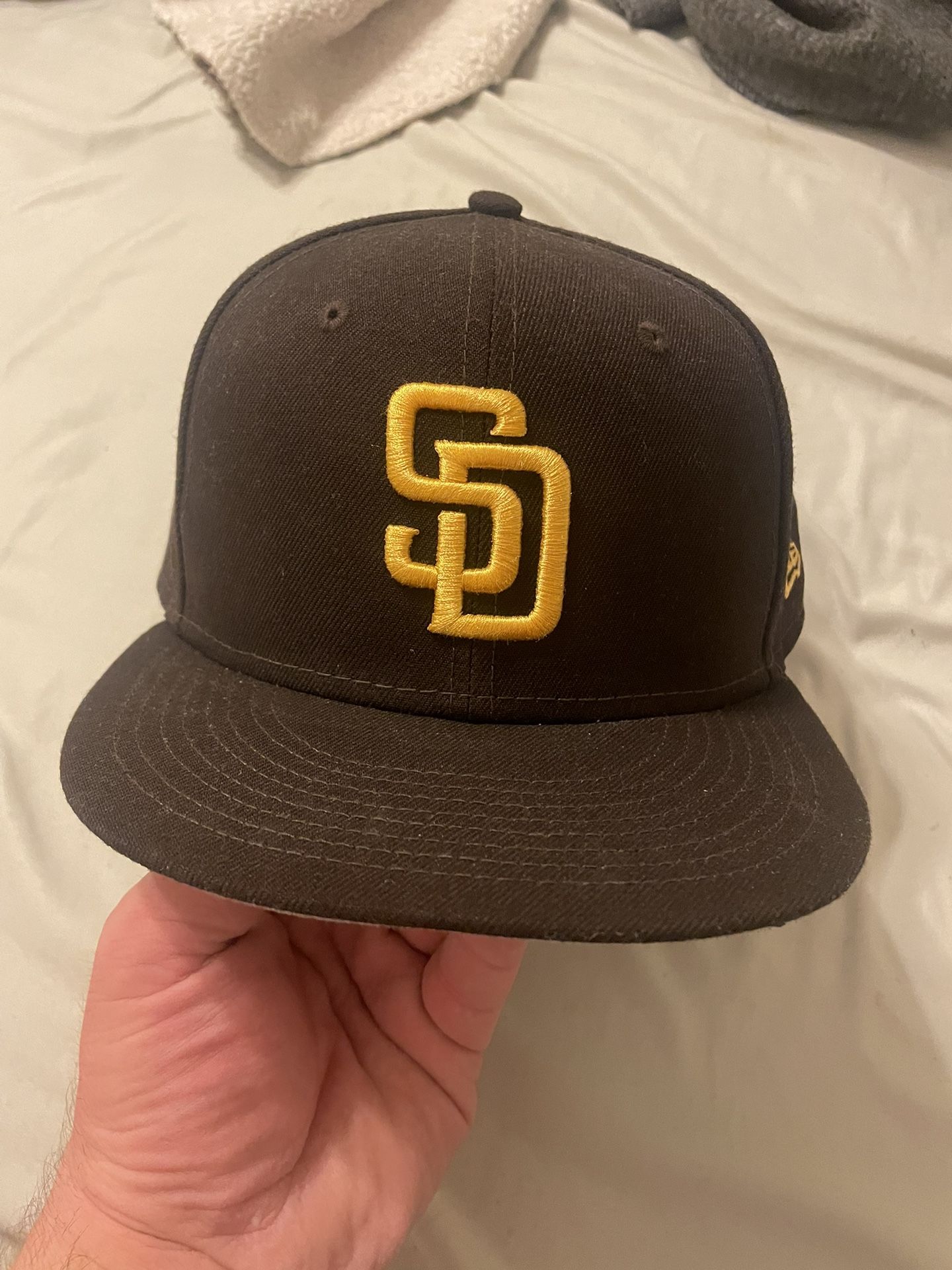SNAPBACK SAN DIEGO PADRES HAT ONLY USED TWICE. BOUGHT AT LIDS. $20 OBO