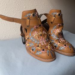 Brown leather embroidered ankle boots with buckle closure #boho #western