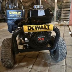 DEWALT 3600 PSI 2.5 GPM Gas Cold Water Professional Pressure Washer with HONDA GX200 Engine