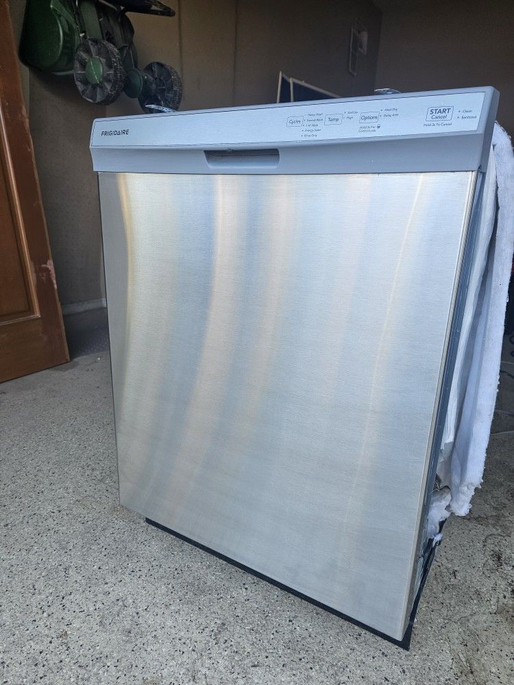Frigidaire 24" Condition Is Great Includes Hose,water Line