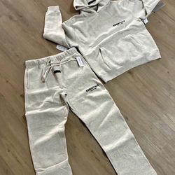 ESSENTIALS SET SIZE M 