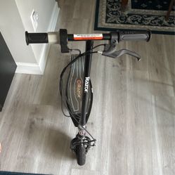 Razor E100 Glow Electric Scooter 