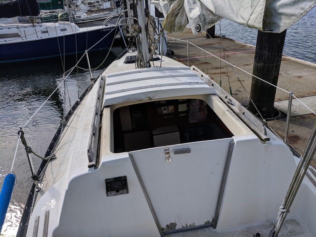 Hunter 23' sailboat with full sails and autofurl jib