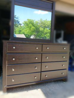 8 drawer dresser w/mirror