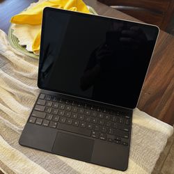 iPad Pro 12.9” (6th Gen, M2, 128GB, Wi-Fi + Cellular) + Magic Keyboard + Apple Pencil 2 – Excellent Condition