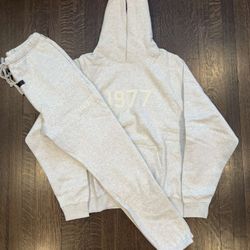 1977 Essentials Hoodie Size Medium 