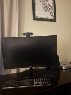 Desktop comes with keyboard, speakers, webcam, and monitor