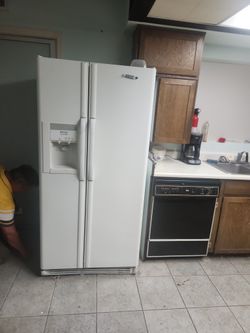 FRIDGIDAIRE. FRIDGE