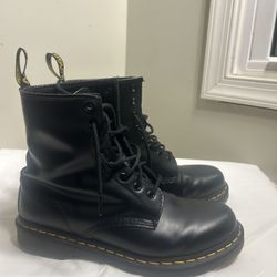 Dr. Martens 1460 Smooth Leather Black Unisex Size- 10/womens  9/mens. Pre~owned 