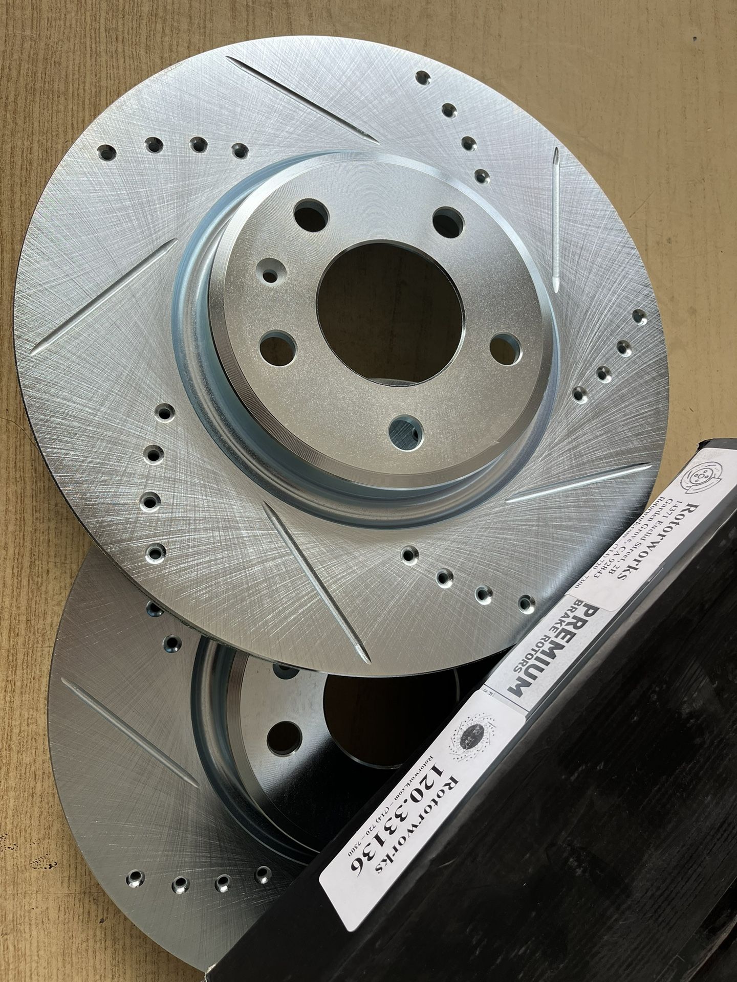 Audi Q5 11-17 Front Drill Slot Rotors Brake Pads 