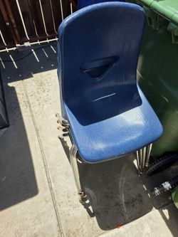 4 hard plastic chairs