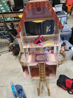 Giant Doll House Disney