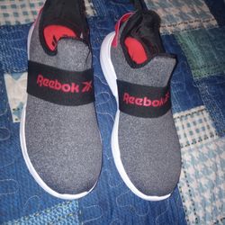 New Tennis Reebok Size 4 In Boy