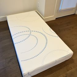 Zinus 8" Memory Foam Mattress - Twin - Excellent Condition