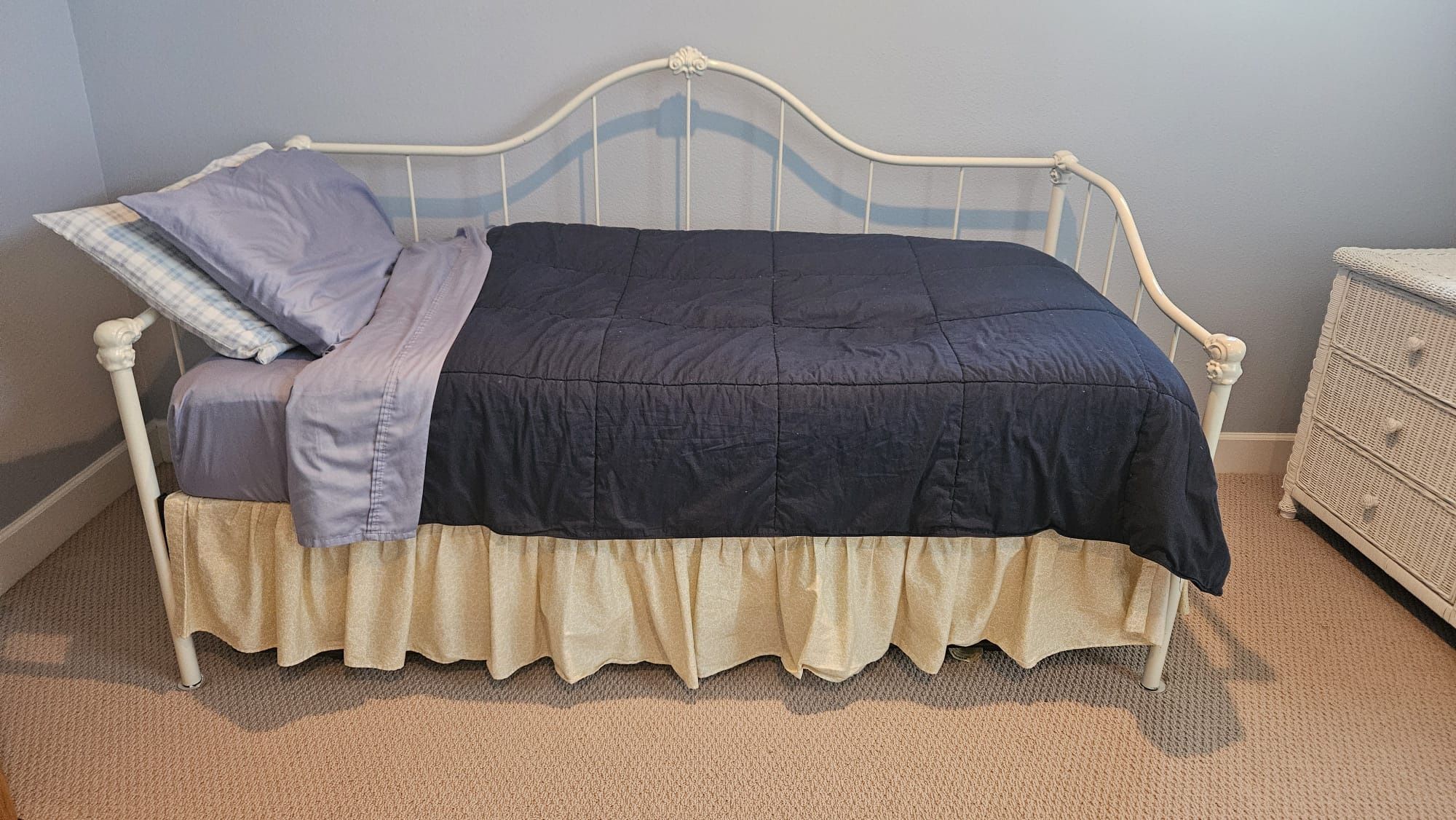 White Iron Daybed With Pop-up Trundle