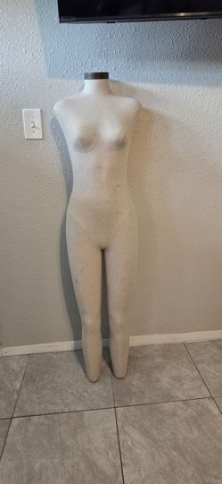 Maniqui femenino de cuerpo completo  para exhibición.