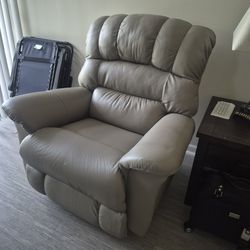 6 Month Old Furniture From Apartment In Independent Living