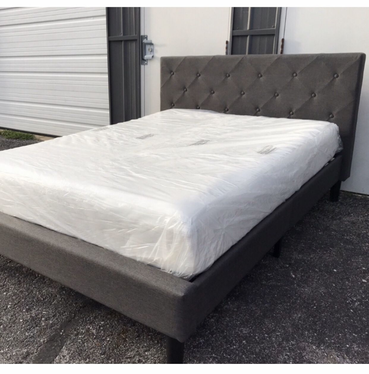 New KING size platform bed frame and 10” gel memory foam mattress