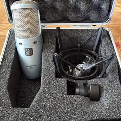 AKG Perception 200 microphone