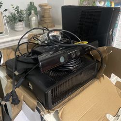 2 Xbox 360 with Kinect 