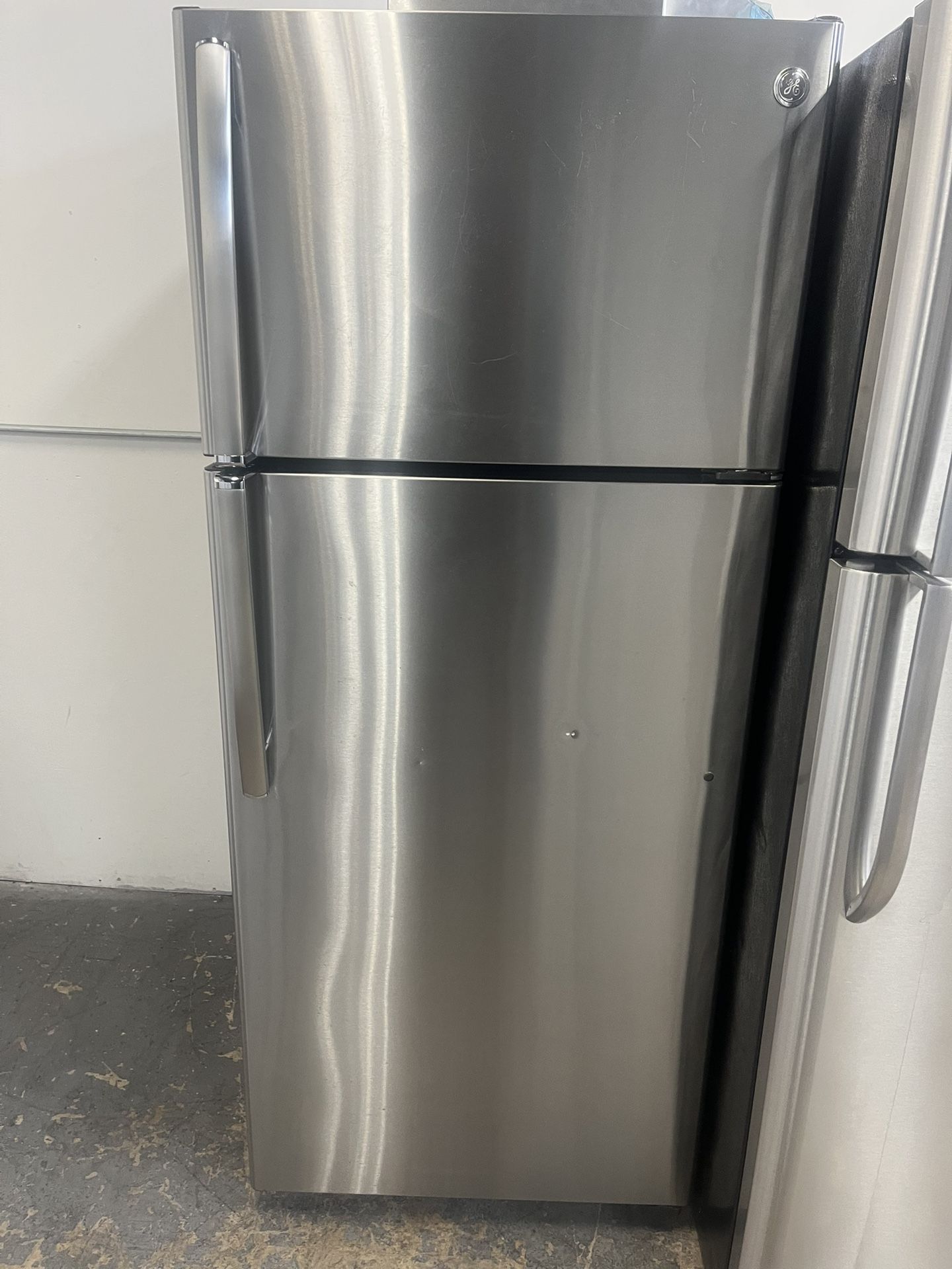 Refrigerator GE 28”