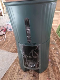 Pathetic automatic pet feeder