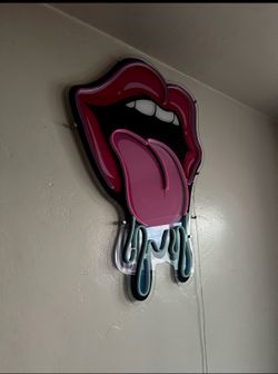 Pink lips and tongue neon sign