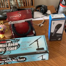 Microphone with Speaker Cord