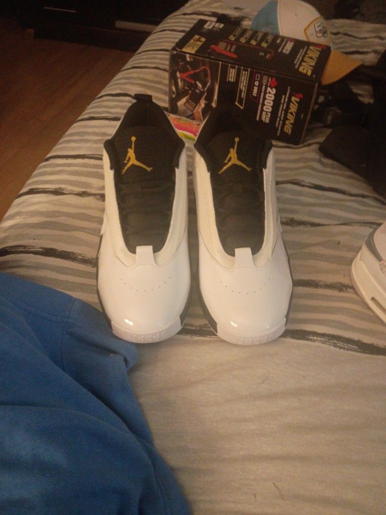 NEW JORDAN MAX AUROS 6 SIZE 11 MENS