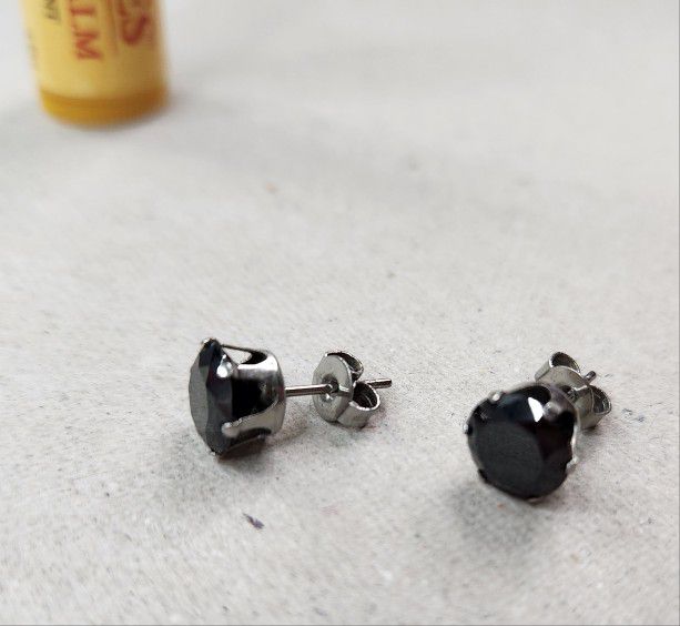 Black Diamond Earings $5 🖤