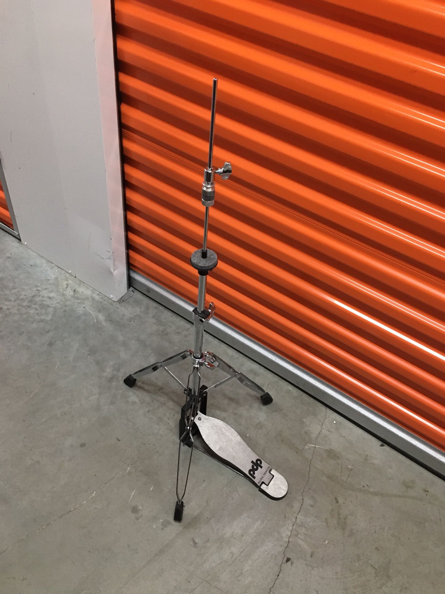 PDP 700 Series Hi Hat Cymbal Stand w/Three Legs Lightweight and portable, the 700 Series 3-Leg hi-hat stand is perfect for local gigs, bop set-ups, re