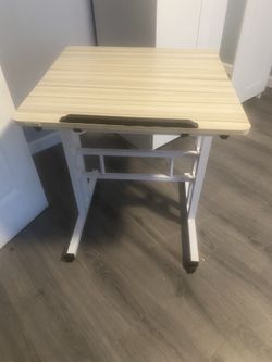 Escritorio Pequeño Y 2 Almohadas Amarillo 