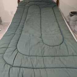 Coleman Sleeping Bag 
Never used it outside the house.

Excellent condition.
Pickup only in Mayfield Heights. Thanks.