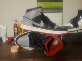 2 pairs jordan 1s