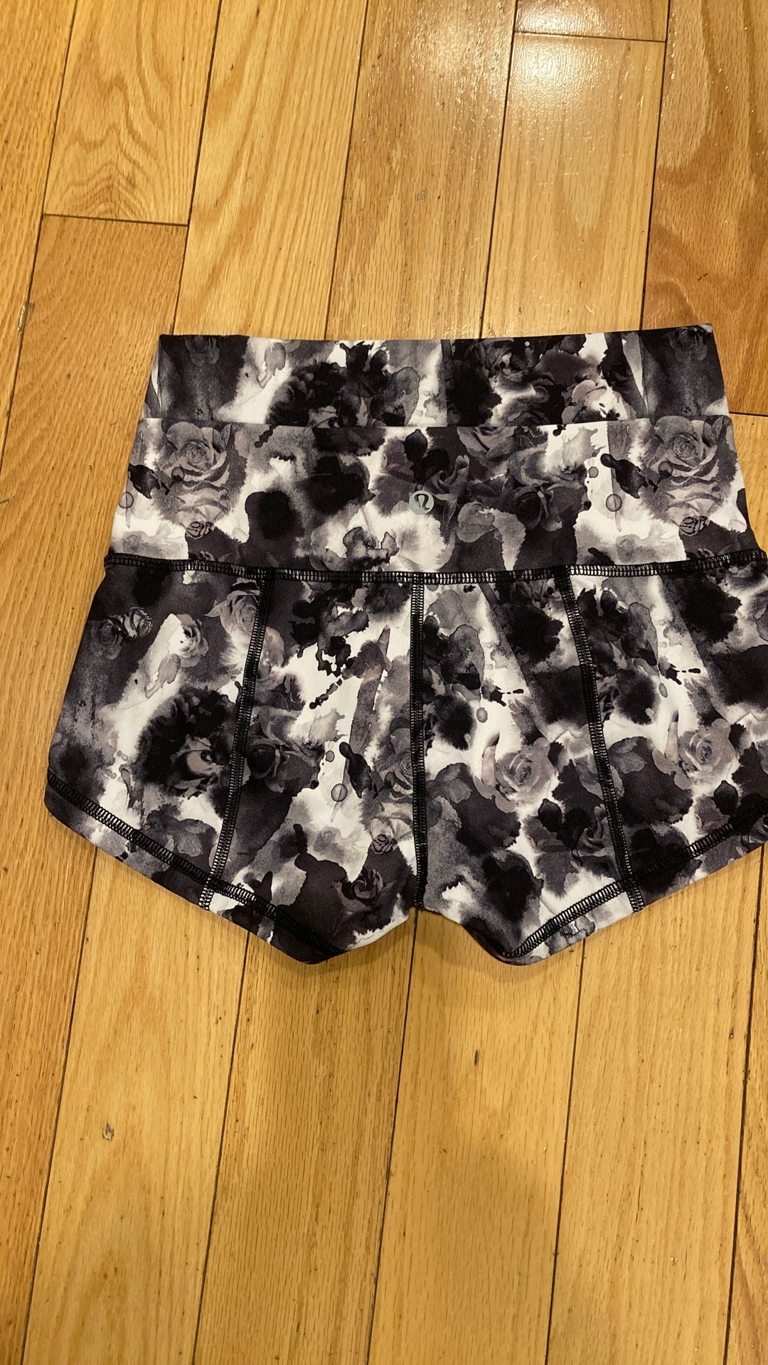 LULULEMON WOMENS s 6 But Fits s 4
