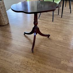 Lane “pie crust” occasional table
