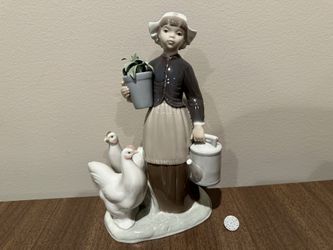 LLADRO #1103 Girl With Hens