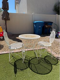 Retro White Mesh Patio Bistro Set – 3 PieceOrnate Wrought Iron Garden Table and Chairs