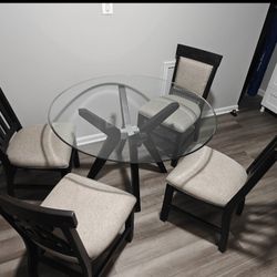 BEAUTIFUL DINNING TABLE WITH 4 CHAIRS $500