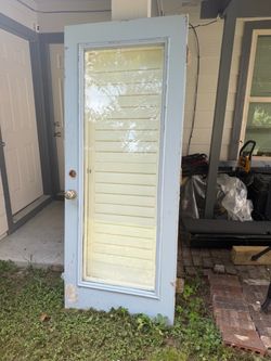 Exterior Door with Glass Panel and Knob/ Puerta de madera para exterior