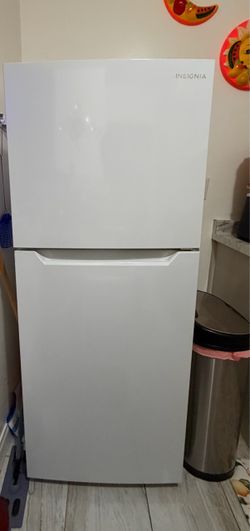 Insignia Top Freezer Refrigerator