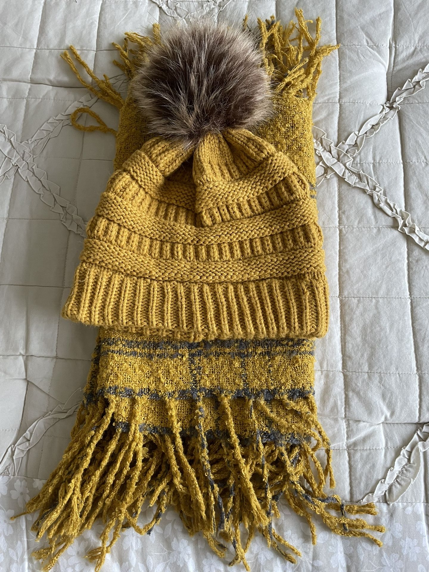 Set of hat and scarf.