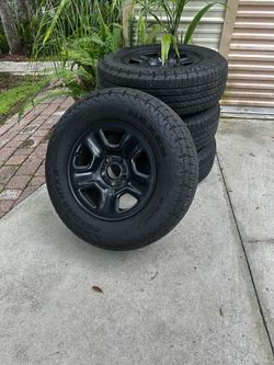 2025 Jeep Wrangler factory wheels/tires