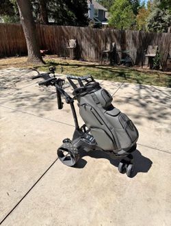 Motocaddy M7 Remote Electric Golf
Trolley + Accessories Package + Travel Bag