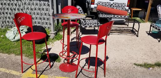 cerveza victoria bar table